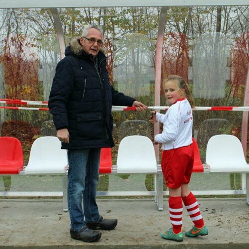 Dugout voetbal model 150 71 Nieuwe dug-outs. Vaak een hele happening voor een sportvereniging. Logisch, want het betreft meestal een forse uitgave. Afgebeeld de nieuwe dug-outs bij VV Zeester